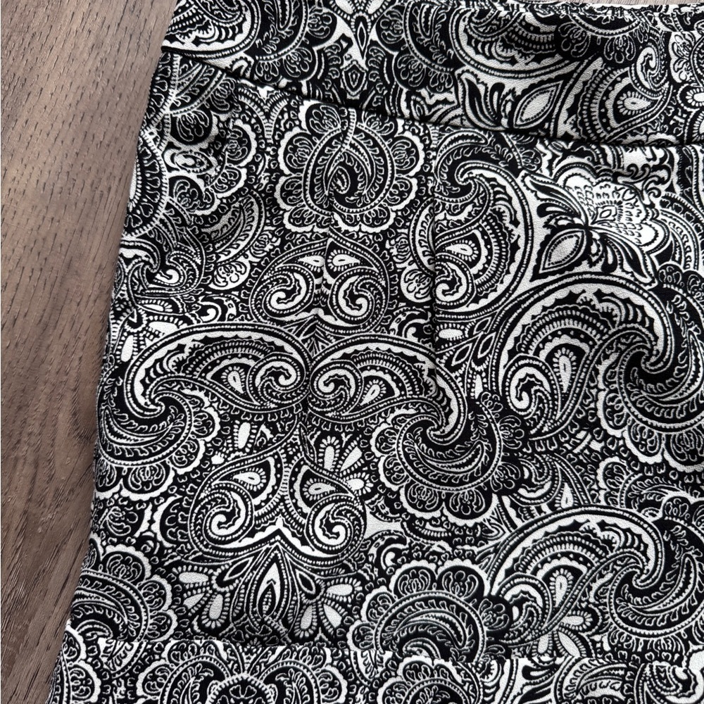 Express Black and White Paisley Shorts - Size 6 - Picture 11 of 14